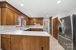 7116 Hollyhouse Dr, Charlotte, NC 28215 - Photo 7