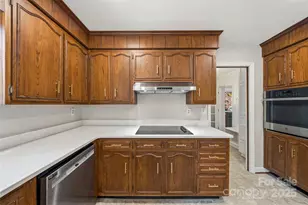 7116 Hollyhouse Dr, Charlotte, NC 28215 - Photo 9