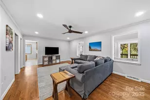 7116 Hollyhouse Dr, Charlotte, NC 28215 - Photo 13