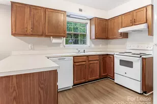 9701 Kent Village Dr, Charlotte, NC 28269 - Photo 5