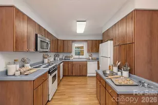 410 Hidden Woods Ln, Hendersonville, NC 28791 - Photo 9