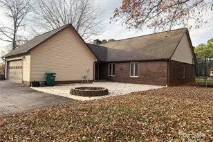 1704 Knightbridge Dr, Newton, NC 28658 - Photo 3