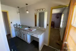 305 Red Roan Pl, Charlotte, NC 28215 - Photo 13