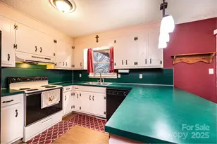 2570 Raintree St, Connelly Springs, NC 28612 - Photo 9