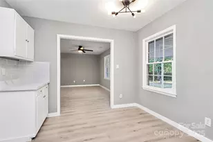 7118 April Ridge Ln, Charlotte, NC 28215 - Photo 11