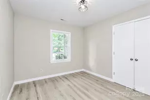 7118 April Ridge Ln, Charlotte, NC 28215 - Photo 9