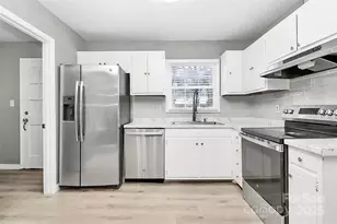 7118 April Ridge Ln, Charlotte, NC 28215 - Photo 3