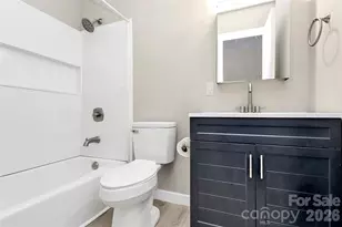 7118 April Ridge Ln, Charlotte, NC 28215 - Photo 9