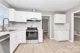 7118 April Ridge Ln, Charlotte, NC 28215 - Photo 11