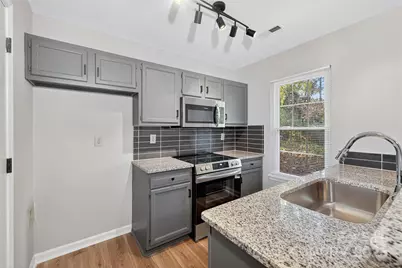 6407 Windsor Gate Lane, Charlotte, NC 28215 - Photo 3