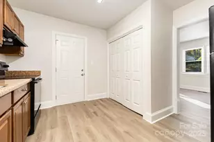 2446 Columbus Cir, Charlotte, NC 28208 - Photo 11