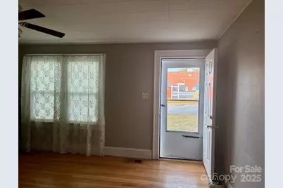 2219 6th Avenue NW, Hickory, NC 28601 - Photo 3