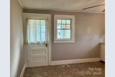 2219 6th Avenue NW, Hickory, NC 28601 - Photo 7