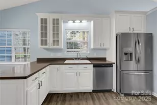 10402 Rolling Glen Ct, Charlotte, NC 28214 - Photo 5