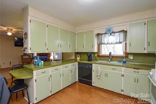 1405 Forest Park Dr, Statesville, NC 28677 - Photo 9