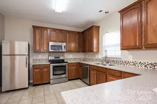 10209 Fairbourne Ct, Charlotte, NC 28269 - Photo 5