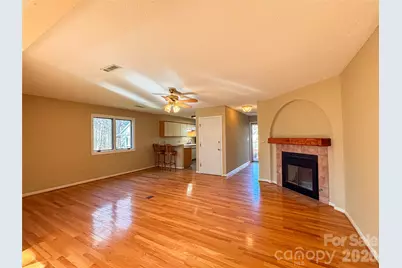 1011 21st Avenue NE, Hickory, NC 28601 - Photo 5
