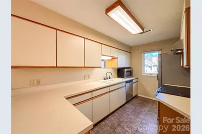 1011 21st Avenue NE, Hickory, NC 28601 - Photo 9