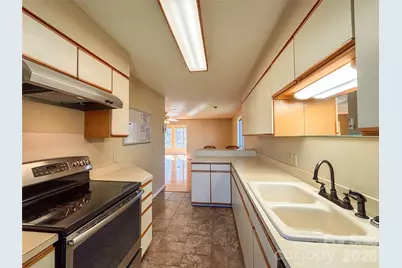 1011 21st Avenue NE, Hickory, NC 28601 - Photo 11