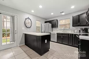 10255 Reindeer Way Ln, Charlotte, NC 28216 - Photo 9