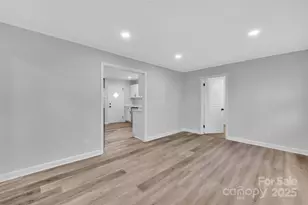 915 Crestmere St, Charlotte, NC 28208 - Photo 9