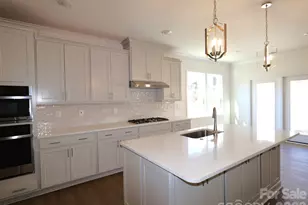 12101 Avienmore Dr, Charlotte, NC 28278 - Photo 3