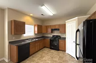 13802 Plowdon Ct, Charlotte, NC 28215 - Photo 7