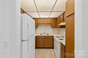 521 Courtwood Ln, Hendersonville, NC 28739 - Photo 11