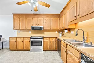8430 Coulwood Oak Ln, Charlotte, NC 28214 - Photo 7