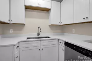 520 Courtwood Ln, Hendersonville, NC 28739 - Photo 11