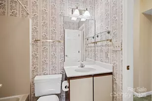 2604 Vineyard Blvd, Asheville, NC 28805 - Photo 17