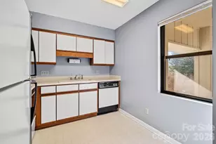 2604 Vineyard Blvd, Asheville, NC 28805 - Photo 7