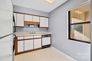 2604 Vineyard Blvd, Asheville, NC 28805 - Photo 7