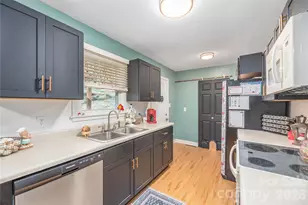 2746 Turnpike Rd, Horse Shoe, NC 28742 - Photo 7