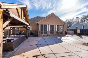 3911 13th St NE, Hickory, NC 28601 - Photo 9