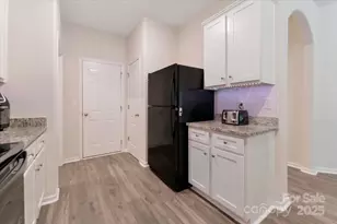 7332 Amberly Hills Rd, Charlotte, NC 28215 - Photo 9