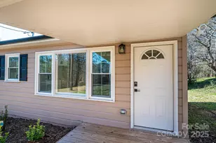 1640 1st St Cir SE, Hickory, NC 28602 - Photo 9