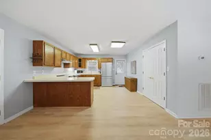 2336 21st Ave NE, Hickory, NC 28601 - Photo 3