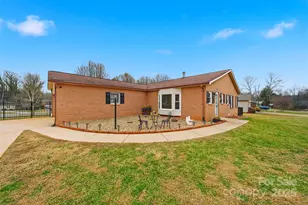 2336 21st Ave NE, Hickory, NC 28601 - Photo 1