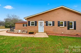 2336 21st Ave NE, Hickory, NC 28601 - Photo 1