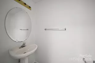 6766 Cypress Tree Ln, Charlotte, NC 28215 - Photo 9