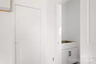 909 S Hoskins Rd, Charlotte, NC 28208 - Photo 7