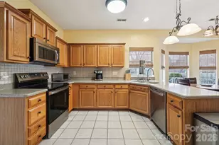 8426 Red Cypress Ct, Charlotte, NC 28216 - Photo 7