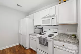 3855 Glenlea Commons Dr, Charlotte, NC 28216 - Photo 9