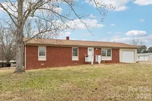 2223 Woodhurst Ln, Albemarle, NC 28001 - Photo 3