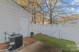 10923 Holly Ridge Blvd, Charlotte, NC 28216 - Photo 29
