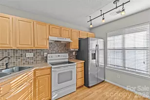 10923 Holly Ridge Blvd, Charlotte, NC 28216 - Photo 9