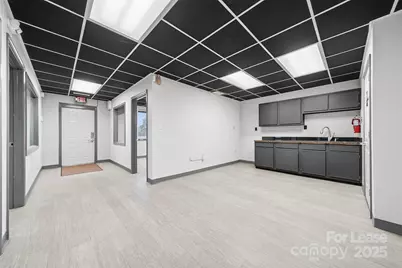 615 Main Avenue SW, Hickory, NC 28602 - Photo 3