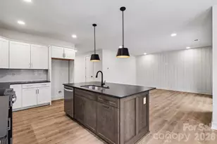 2416 Crestview Dr, Charlotte, NC 28216 - Photo 9