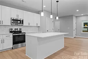 8823 Dogwood Dr, Charlotte, NC 28215 - Photo 3